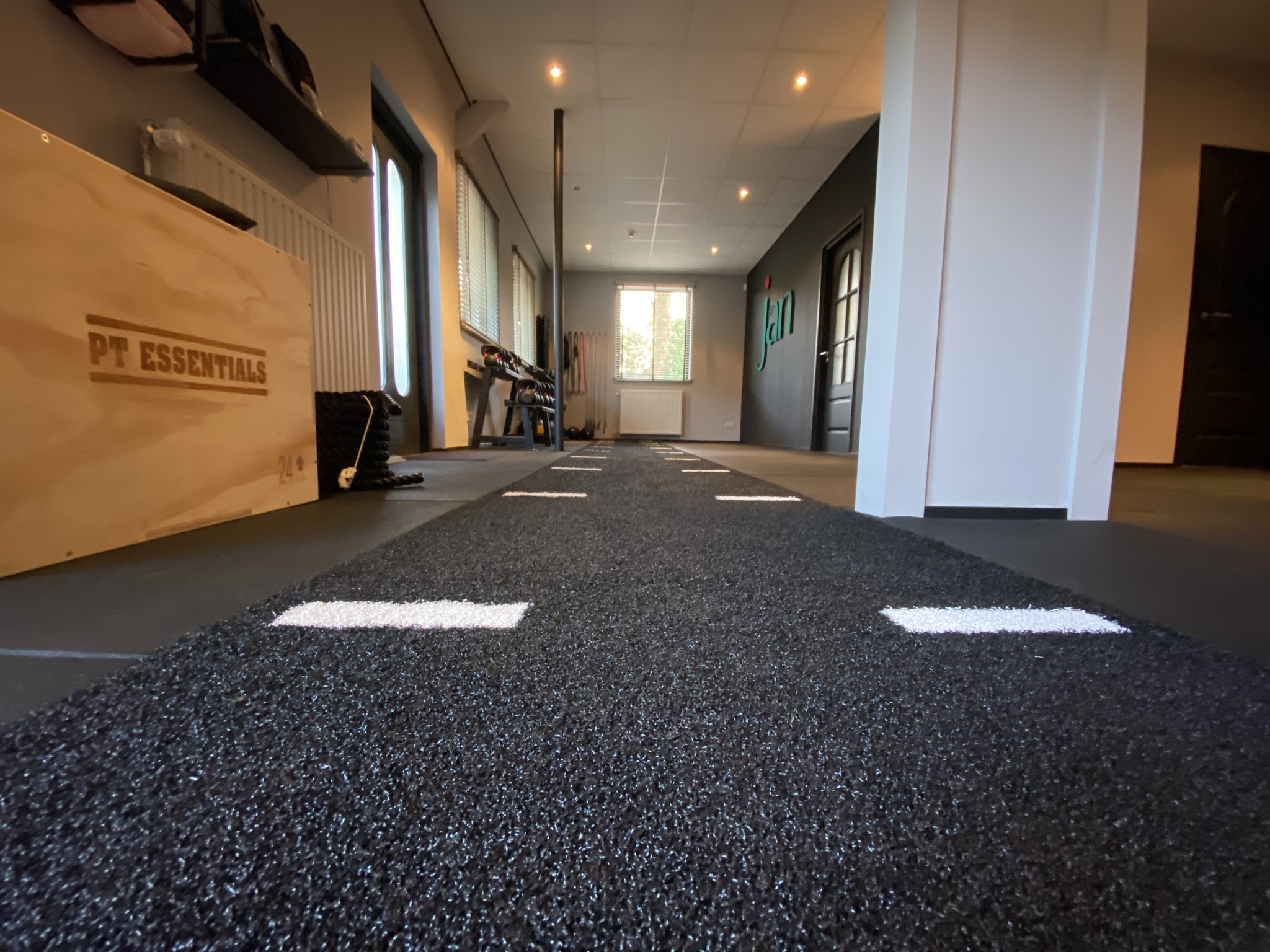 PT Essentials 100x100x2 multiplay sprinttrack op rubber met streep